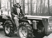 850866 Afbeelding van broeder-tuinman Rufus Marcellis ofm gezeten op een Ferrari-tractor, op het landgoed bij ...